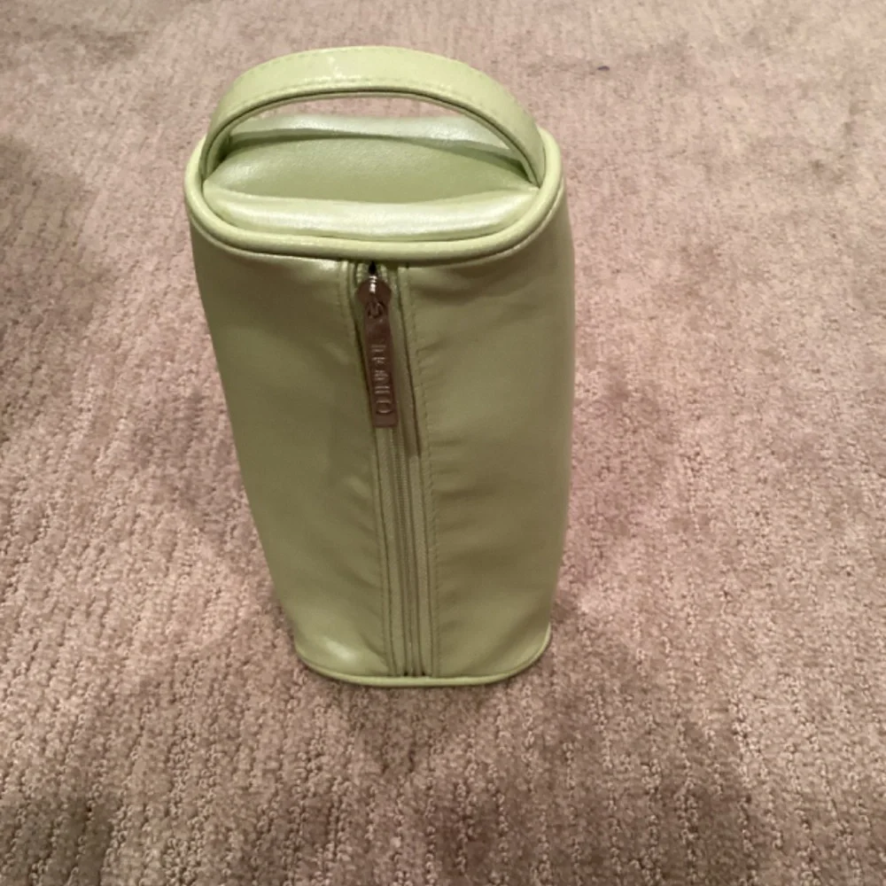 Clinique lime green cosmetic bag - Picture 3 of 5